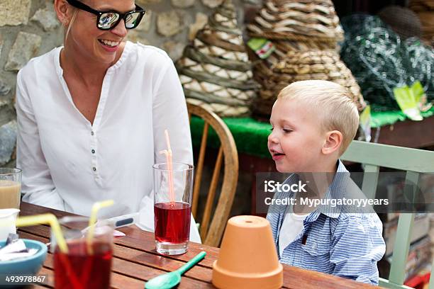 Foto de Mãe E Filho Em Um Café e mais fotos de stock de Adulto - Adulto, Amor, Bebida com espuma
