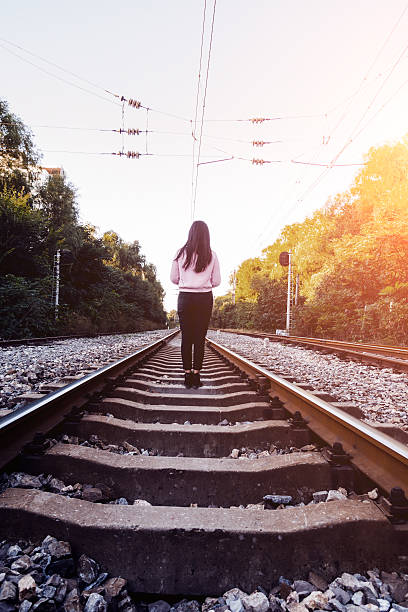 若い女性の上に立つ鉄道 - railing beautiful human leg people ストックフォトと画像