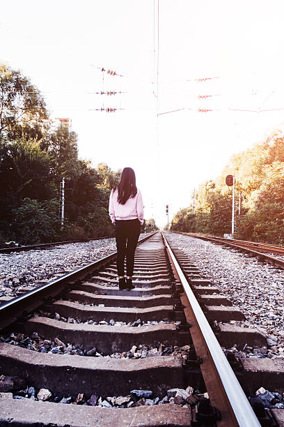 jeune femme debout sur le chemin de fer - railing beautiful human leg people photos et images de collection