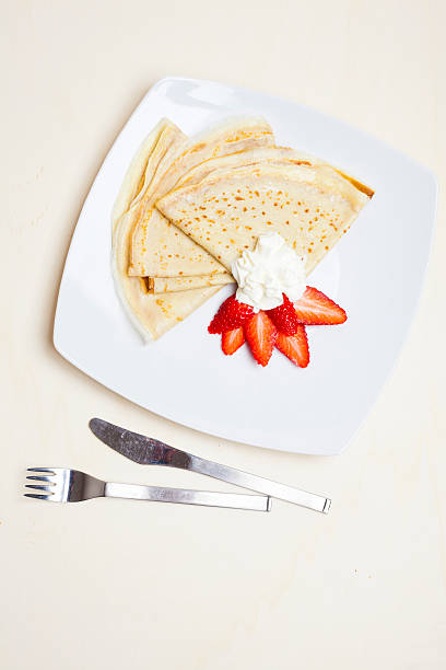 panqueques con fresas frescos y postre de crema ideal - plato cuadrado fotografías e imágenes de stock