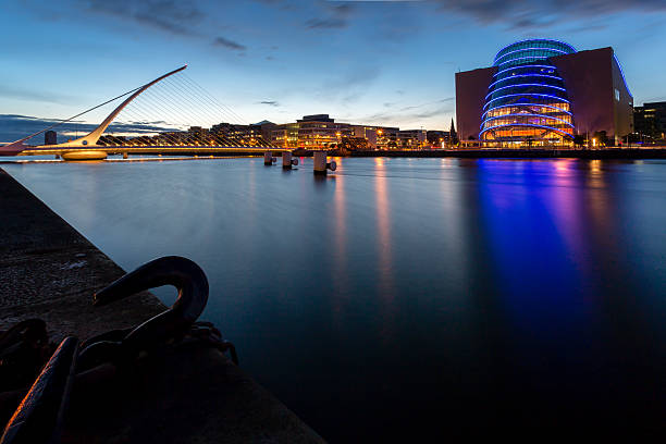 samuel beckett ponte a dublino - dublin ireland samuel beckett bridge bridge night foto e immagini stock