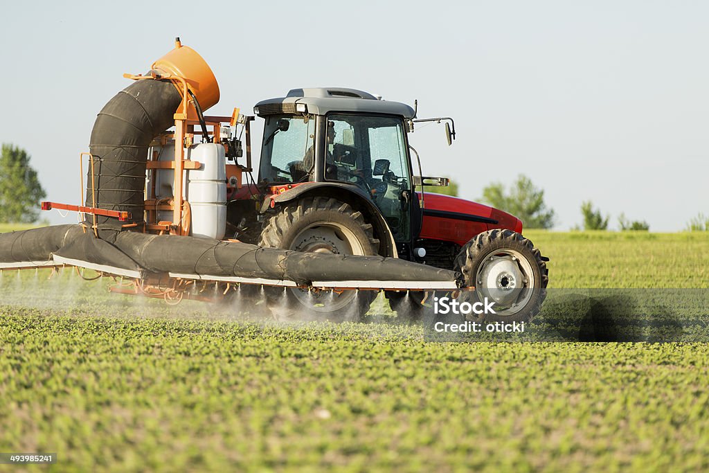Trator jogando campo de soja com Borrifador de culturas, pesticidas e herbicidas - Foto de stock de Agricultor royalty-free