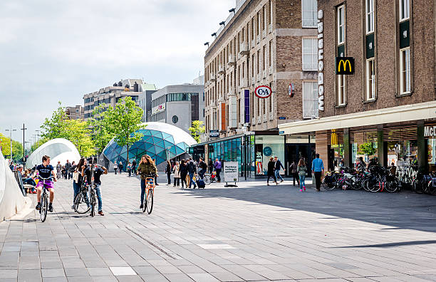 estação do centro da cidade de eindhoven - eindhoven imagens e fotografias de stock