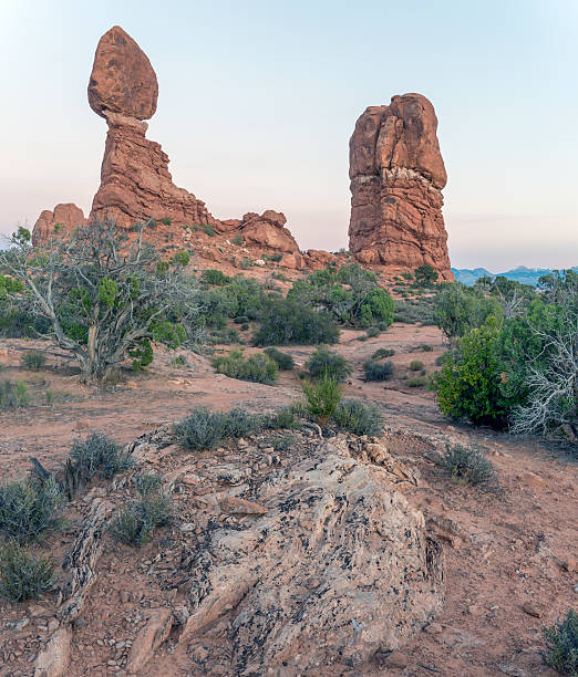 arches national park - usa arches national park balanced rock colorado plateau stock-fotos und bilder