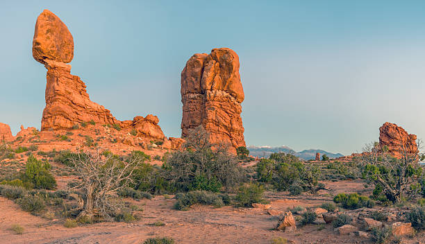 arches national park - usa arches national park balanced rock colorado plateau stock-fotos und bilder