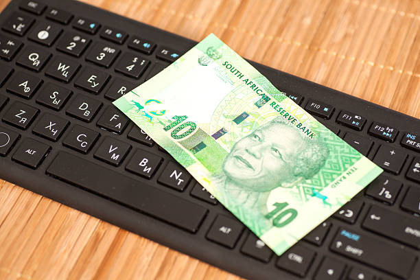 diez rand sudafricano en computadora teclado - ten rand note fotografías e imágenes de stock