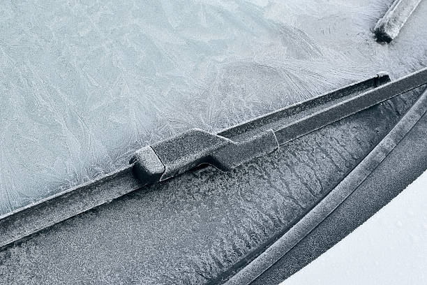 inverno guida-ghiacciata parabrezza - snow car window ice scraper foto e immagini stock