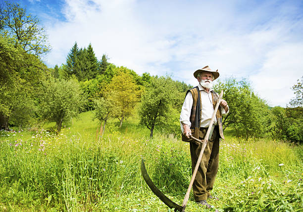 uomo con falce - scythe foto e immagini stock