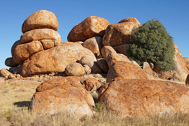 девилз-мрамор, северная территория, австралия - devils marbles стоковые фото и изображения