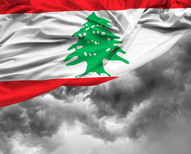 libanon winken flagge auf schlechten tag - lebanese flag stock-fotos und bilder