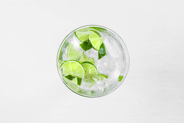 cocktail fresco con fette di lime - water with glass cocktail foto e immagini stock