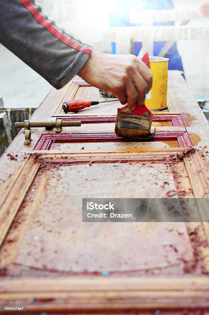 Pintor é pintura e reformando a porta de madeira - Foto de stock de Apoio royalty-free