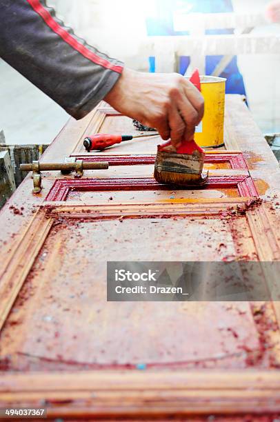 Foto de Pintor É Pintura E Reformando A Porta De Madeira e mais fotos de stock de Apoio - Apoio, Aprimoramento, Arrumado