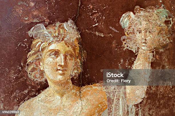 Aire Libre De Pompeya Con Mercurio Sobre Un Fondo Rojo Foto de stock y más banco de imágenes de Fresco