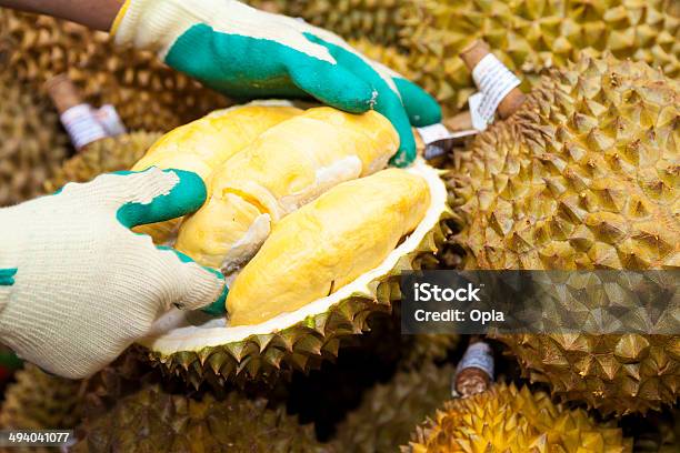Worker Opening Durian Stockfoto en meer beelden van Doerian - Doerian, China - Oost-Azië, Openmaken