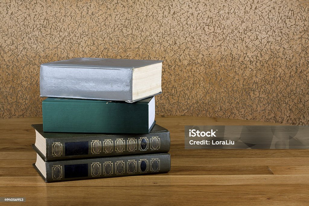Haufen von alten Bücher auf einem wunderschönen Holztisch - Lizenzfrei Alt Stock-Foto