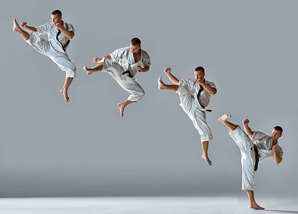 homem em karate de treino de quimono branco - extreme sports karate sport exercising imagens e fotografias de stock