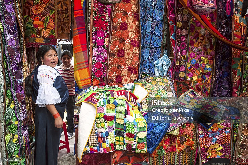 エクアドル、Otavalo インドの女性では、製品の織物 - オタバロのロイヤリティフリーストックフォト