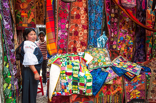 エクアドル、otavalo インドの女性では、製品の織物 - オタバロ ストックフォトと画像