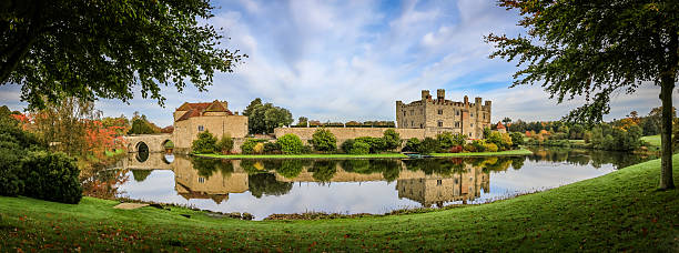 リーズ城、英国ケント - kent leeds castle castle moat ストックフォトと画像