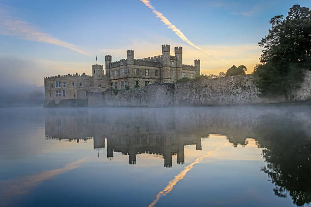 リーズ城、英国ケント、夜明け - kent leeds castle castle moat ストックフォトと画像