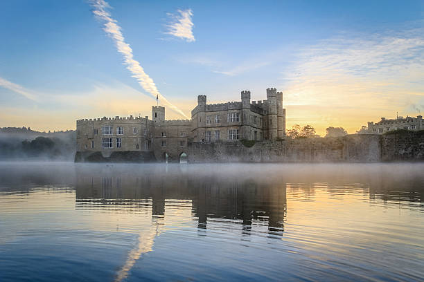 leeds castle, kent, england, in der morgendämmerung - leeds castle stock-fotos und bilder