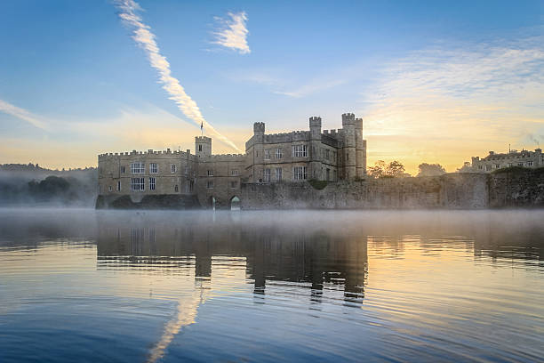 リーズ城、英国ケント、夜明け - kent leeds castle castle moat ストックフォトと画像