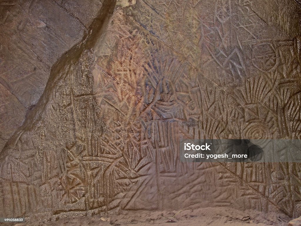 Arte primitivo, Edakkal Cave, Ambukutty Mala cerca de Ambalavayal, - Foto de stock de Cueva libre de derechos