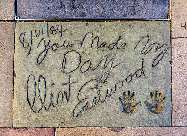 clint eastwoods handprints in hollywood boulevard im concret - concret stock-fotos und bilder