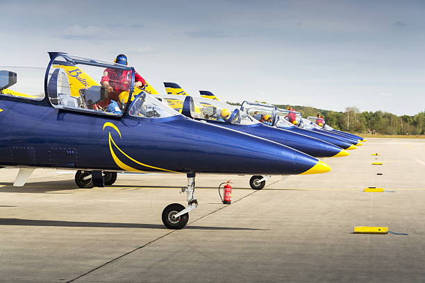 báltico abelhas jet equipa com planos em pista l-39 albatros - aero imagens e fotografias de stock