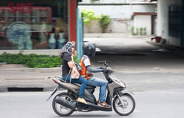 오토바이 택시 소지한 승객 - asia asphalt bangkok blurred motion 뉴스 사진 이미지