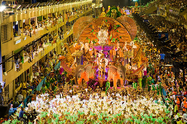サンバ学校のプレゼンテーション sambodrome リオデジャネイロのカーニバル - samba dancing ストックフォトと画像