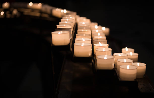 Fileiras de velas na igreja - foto de acervo