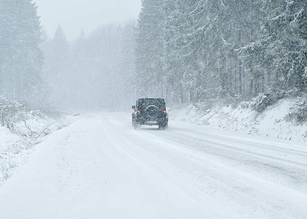 camino de invierno en automóvil de invierno - sports utility vehicle 4x4 car tire fotografías e imágenes de stock