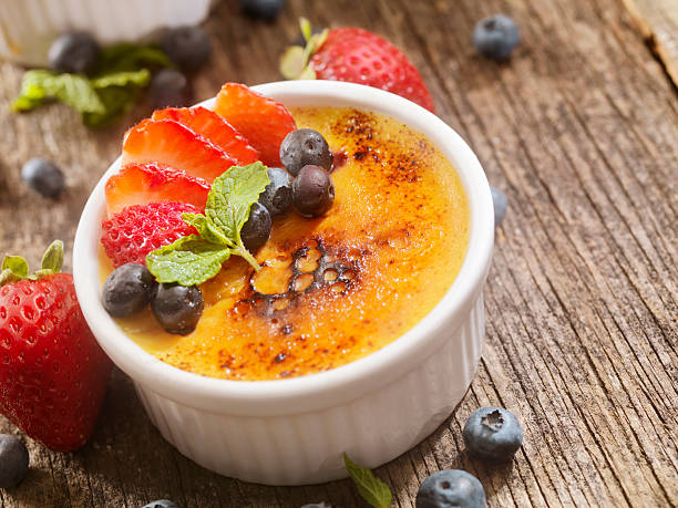 クレムブリュレ、新鮮なフルーツ - dessert creme brulee food gourmet ストックフォトと画像