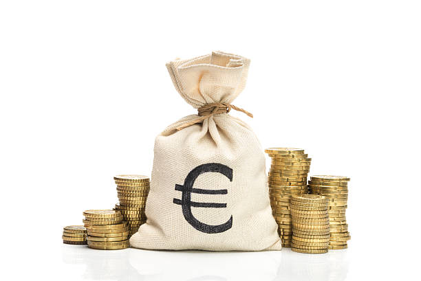 sacco di soldi e monete in euro, isolato su sfondo bianco - coin currency bag money bag foto e immagini stock