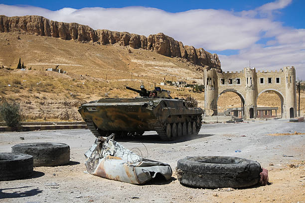 fighting vehicle vicino all'ingresso del massachusetts'loula - muslim terrorist foto e immagini stock