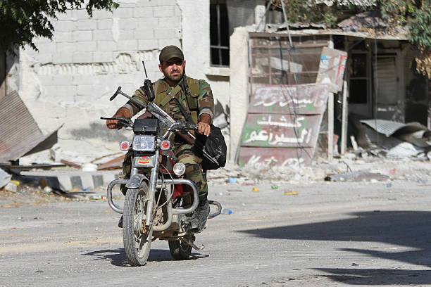 soldier sna en los suburbios de damasco - muslim terrorist fotografías e imágenes de stock