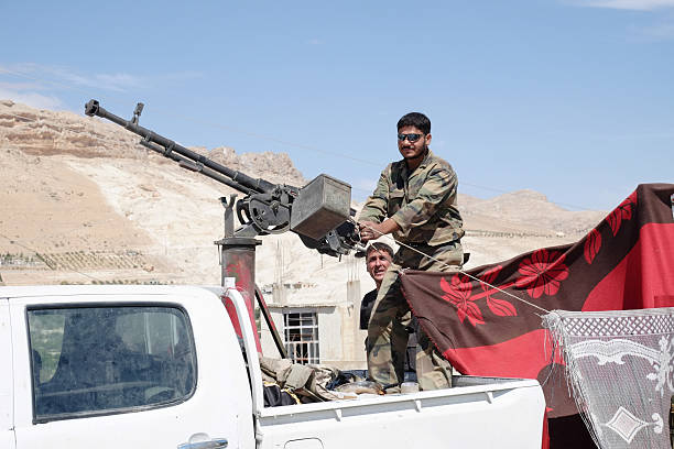 soldados de la nacional sirio armynear los metales machine gun - muslim terrorist fotografías e imágenes de stock