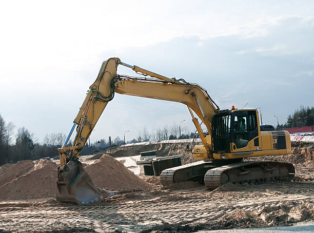 гидравлический серьга-кафф excavator на строительной площадке - earth mover working field dirt стоковые фото и изображения