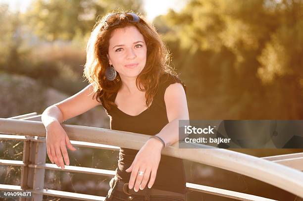 Schönen Lächelnde Junge Frau Auf Einem Zaun Lehnend Stockfoto und mehr Bilder von 20-24 Jahre