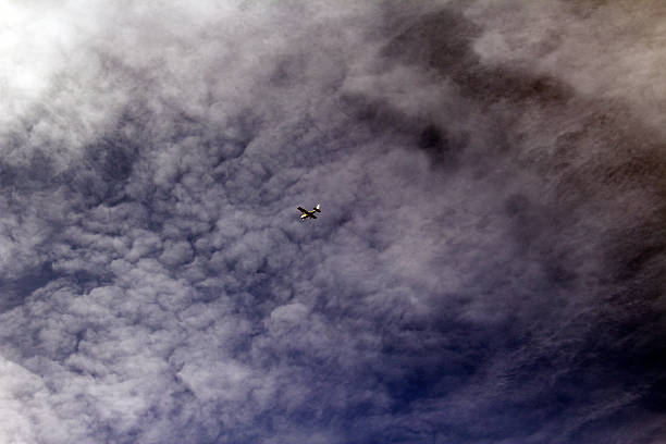 pequeño avión en el cielo nublado - vfr fotografías e imágenes de stock