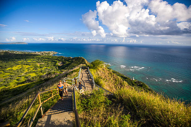 trail zum diamond-head-kraters, oahu, hawaii - honolulu oahu vacations park stock-fotos und bilder