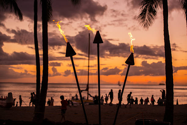 des torches de waikiki au coucher du soleil - outdoors waikiki waikiki beach honolulu photos et images de collection