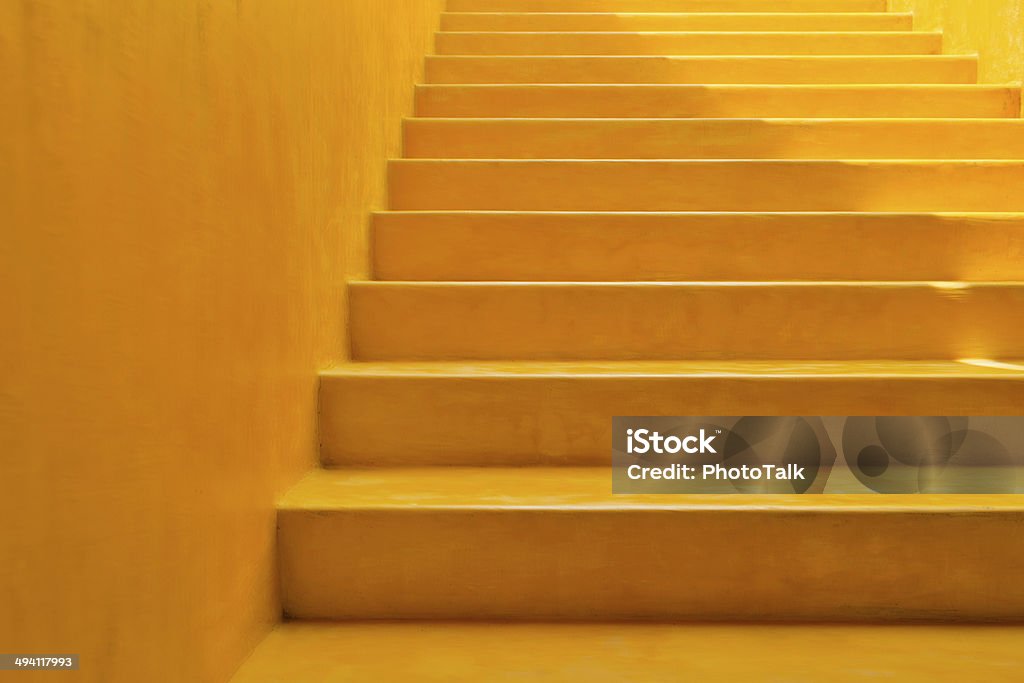 Gelbe Wand und Schritte Hintergrund - Lizenzfrei Treppe Stock-Foto