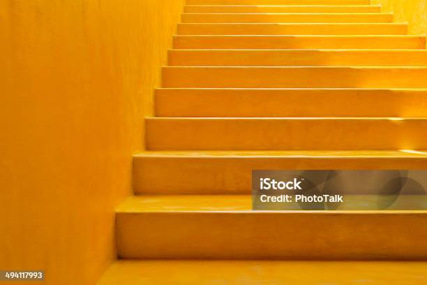 Gelbe Wand Und Schritte Hintergrund Stockfoto und mehr Bilder von Treppe - Treppe, Stufen, Bunt - Farbton