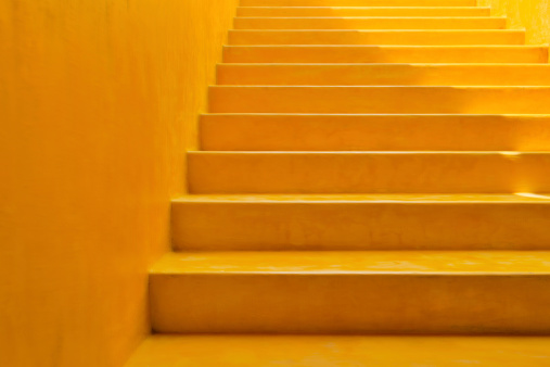 Pared y pasos de fondo amarillo photo
