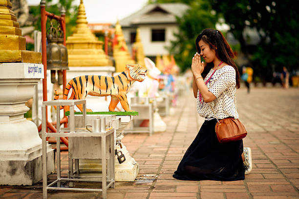 기도하기 - kneeling praying women begging 뉴스 사진 이미지