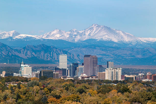 zasněžený longs peak a mrakodrapy downtown denver colorado - boulder - stock snímky, obrázky a fotky