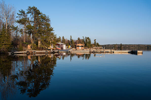 vista panoramica di pescatori case - kenora foto e immagini stock